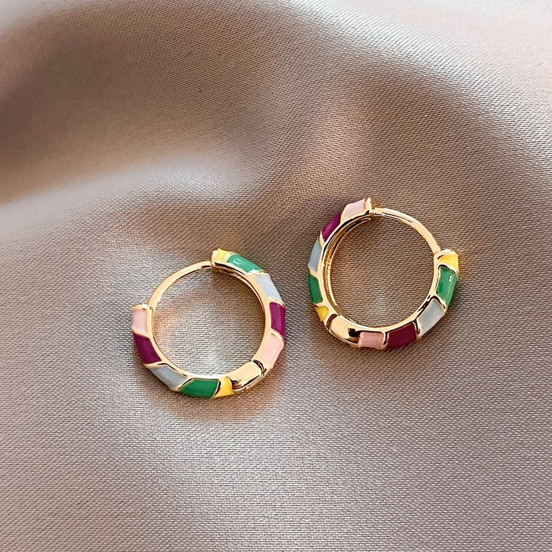 Elegante oorbellen met veelkleurig emaille in goud