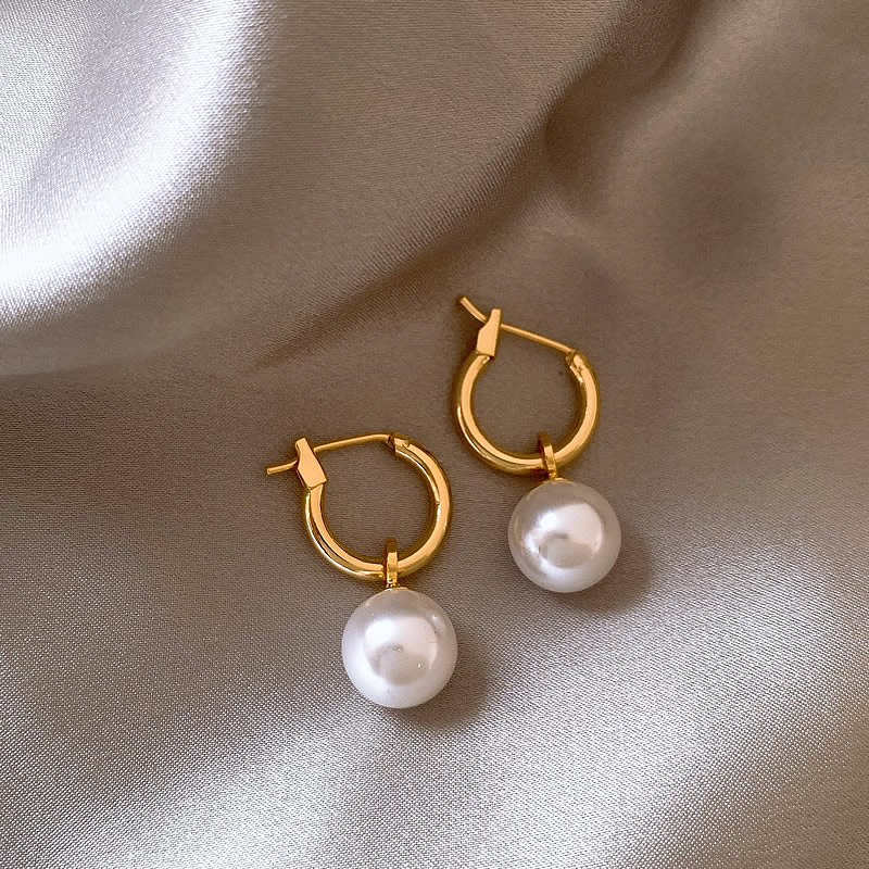 Elegante oorbellen met gouden parels