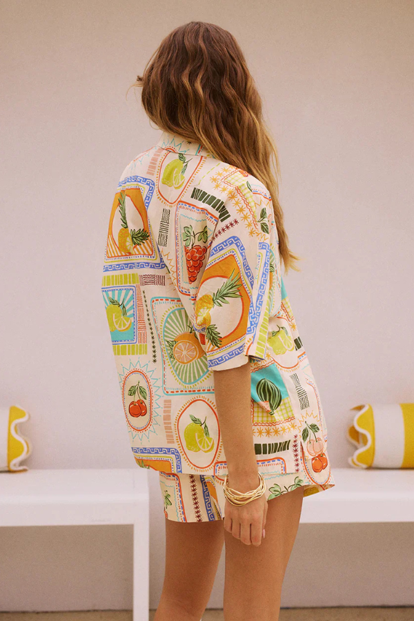 Brianna - Zomerset met geometrisch printshirt en korte broek