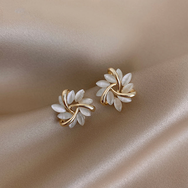 Elegante en prachtige cirkelvormige oorbellen in opaalbladgoud